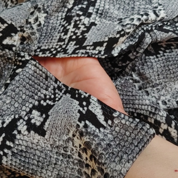 🌻Women's Joe Fresh Snakeskin Print Blouse - Picture 8 of 8